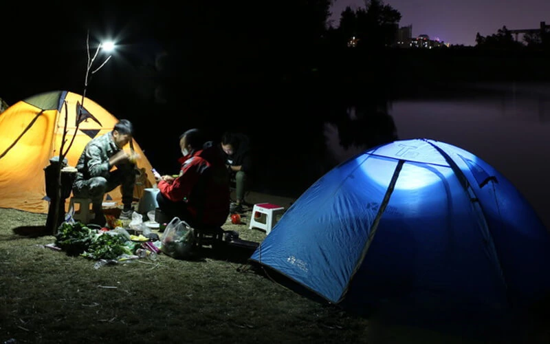 Bombillas LED solares ABS recargables portátiles para exteriores para acampar