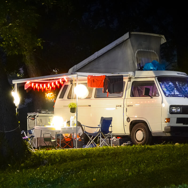 Sistem multifuncțional de iluminat solar pentru camping în aer liber cu încărcător pentru telefon