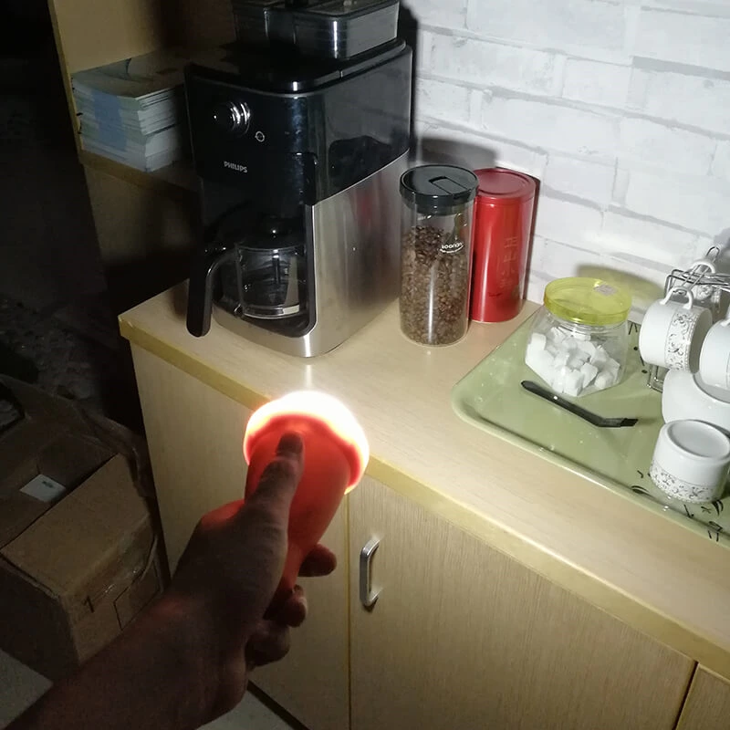 Bombillas LED solares ABS recargables portátiles para exteriores para acampar