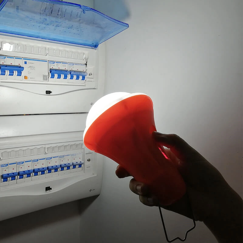 Lumière solaire de secours de conception spéciale extérieure d'abs rechargeable avec l'ampoule