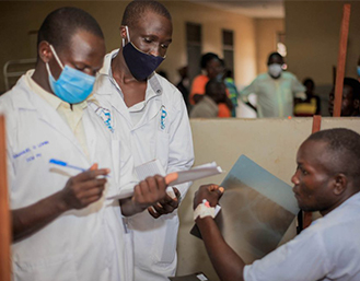 Parceria com uma clínica de saúde na zona rural do Uganda