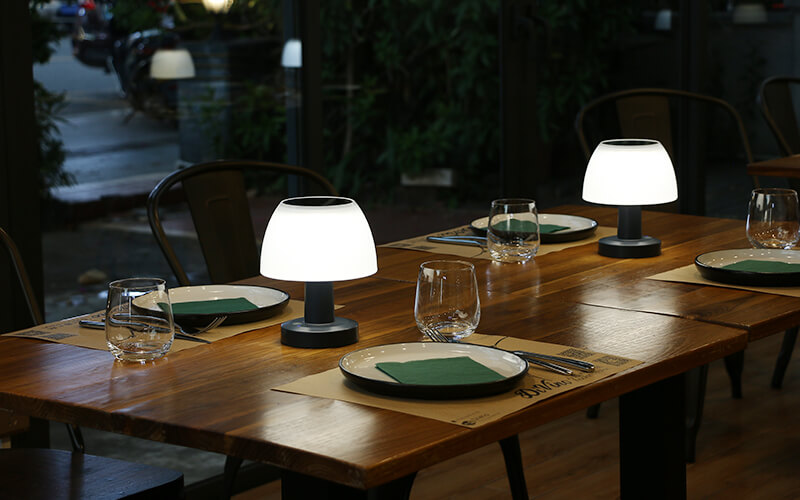 مصباح طاولة بالطاقة الشمسية LED قابل لإعادة الشحن من النوع C للاستخدام الداخلي والخارجي