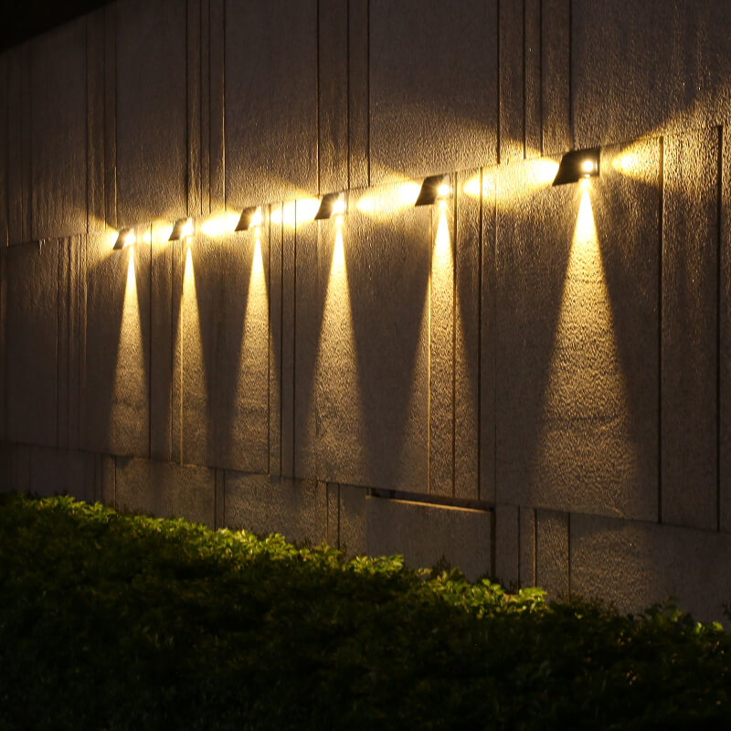 Lampă solară de perete cu iluminare pe trei laturi